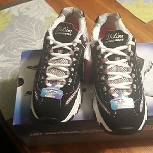Skechers D'Lites with  air-cooled memory foam. Life Saver Walking Shoe. sz 6